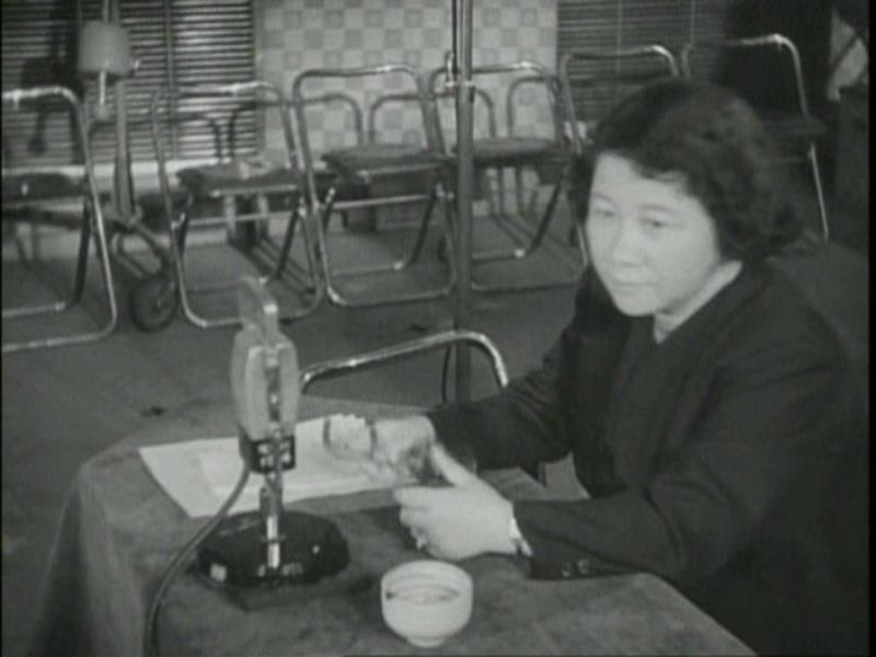 林芙美子生前最後的身影，於过世前四天的1951/6/24拍摄（图片来源：wiki，摄影：NHK）