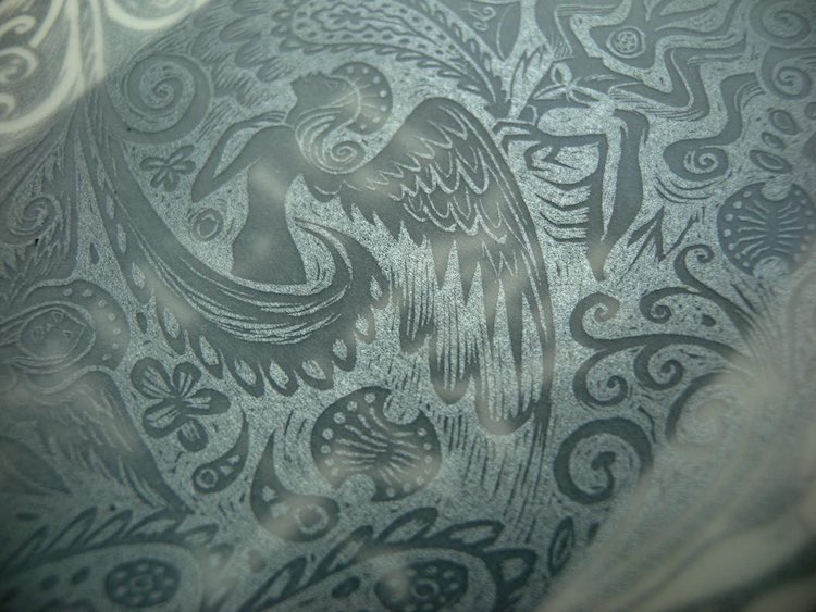《被子》書衣，擷取故事裡的花紋，以描圖紙燙銀的方式做成。