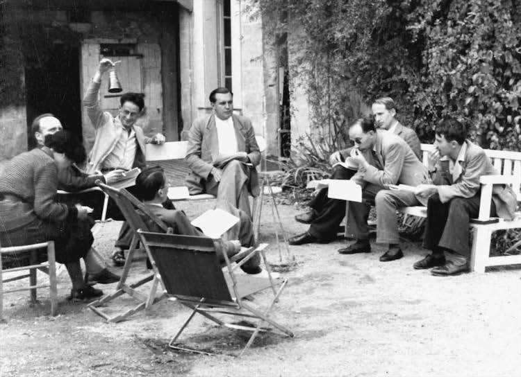 布爾巴基的聚會，攝於1938年前後。可以看到西蒙坐在左邊，低頭看著筆記，安德列在搖鈴。照片由Sylvie Weil提供