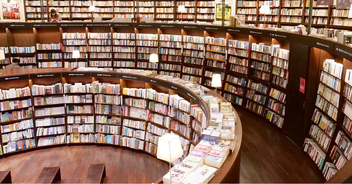 台中必訪特色誠品！全台最接近哈利波特的書店、亞洲最大植生牆竄出書櫃