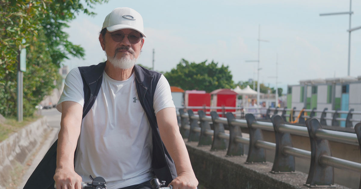 他76岁，是个YouTuber。正努力锻练自己，打算80岁骑单车环岛