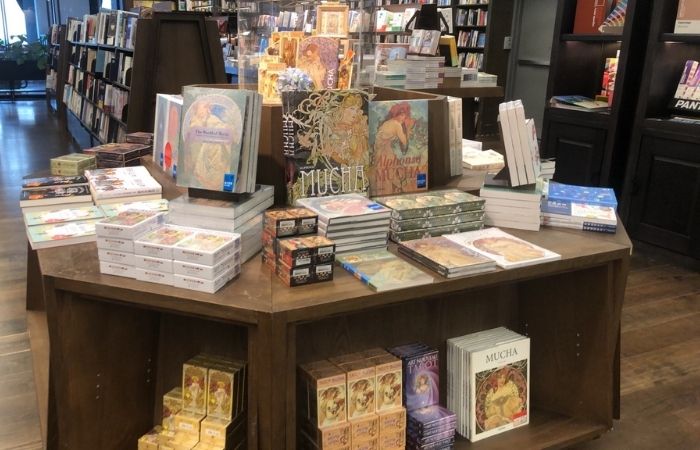 信义诚品门市，信义书店三楼艺术书区展出各种慕夏和新艺术相关的书籍与商品