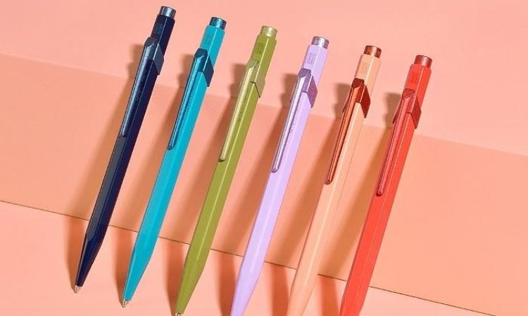 多種顏色，找到最喜歡的三種：CARAN D'ACHE原子筆