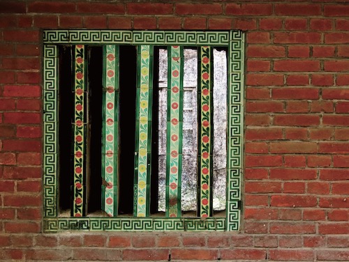 建於 1928 年的高雄市茄萣區林家古厝有台灣唯一採取花磚拼貼的窗戶，窗戶四周以「回字紋」細型花磚，拼貼成框，展現既傳統又新穎的現代美感。（圖片提供：徐嘉彬）