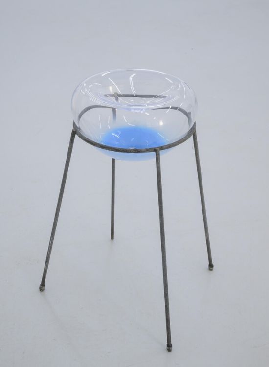 黃麗音，《深夜加油站》，2024，口吹玻璃、低碳鋼，50 × 25 × 25 cm。攝影：Marc Doradzillo；圖像由藝術家與北美館提供。