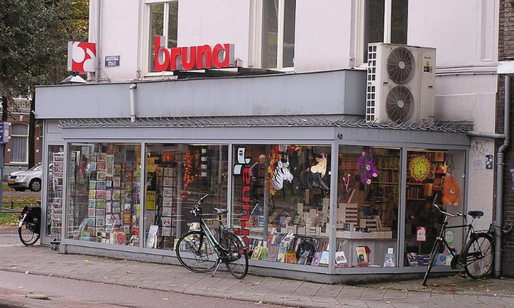 Bruna是荷蘭的全國連鎖書店／文具店，品牌可追溯到Bruna家族1868年創立的書店兼出版社，現為獨立公司並隸屬Audax集團。