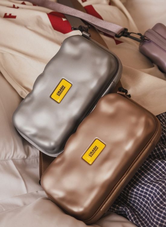 CRASH BAGGAGE|MINI ICON TOT 同色撞击随身包|优惠价2,980元。