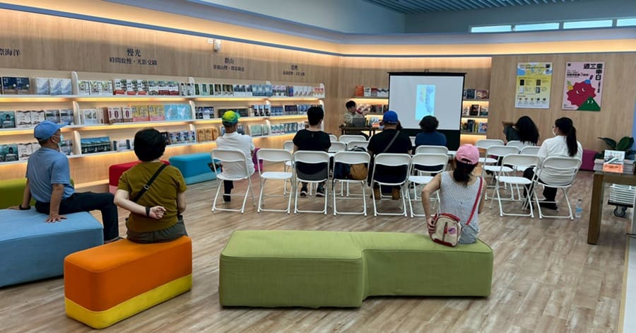 1F 主題書展區 - 誠品書店東港王船限定店