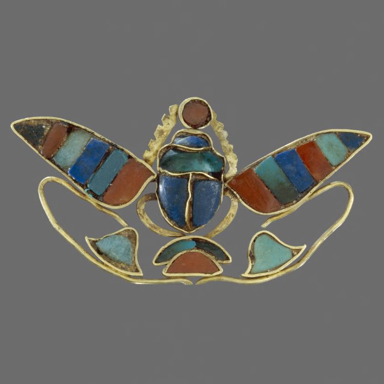 作品：描繪辛努塞爾特二世王位名的飾物，約西元前1880–1874年。（EA54460）