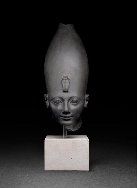 作品：可能是圖特摩斯三世的頭像，約西元前1479–1457年。（EA986）