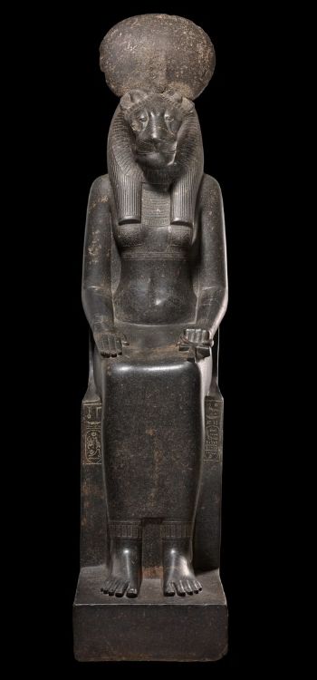 作品：塞赫麥特女神坐像，約西元前1390–1352年。（EA63）