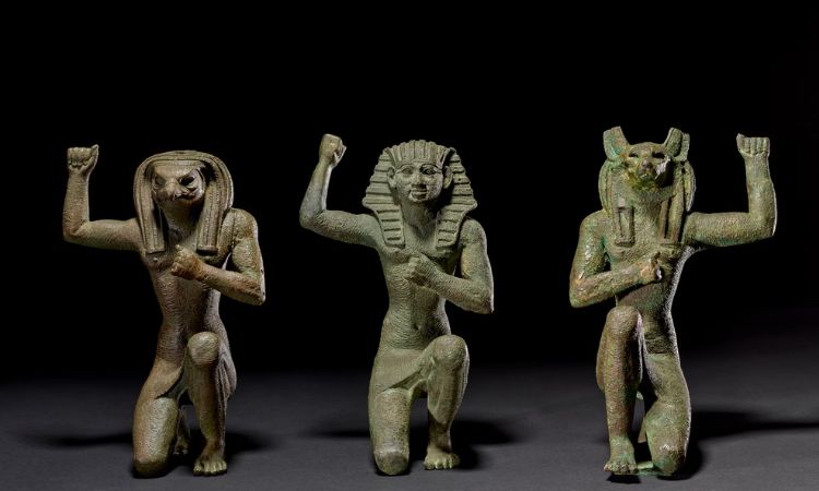 作品：國王和神祇歡慶的塑像，約西元前664–332年。（EA11496/EA11497/EA11498）