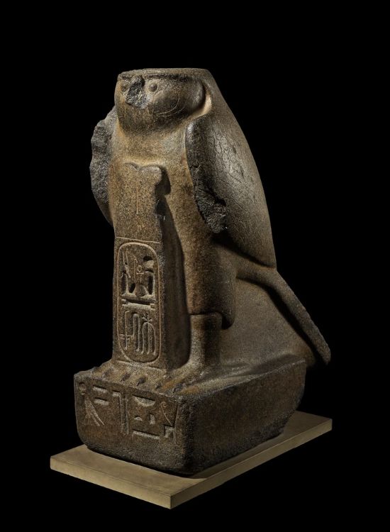 作品：拉美西斯二世的守護神「拉-哈拉胡提」獵鷹雕像，約西元前1279–1213年。（EA1006）