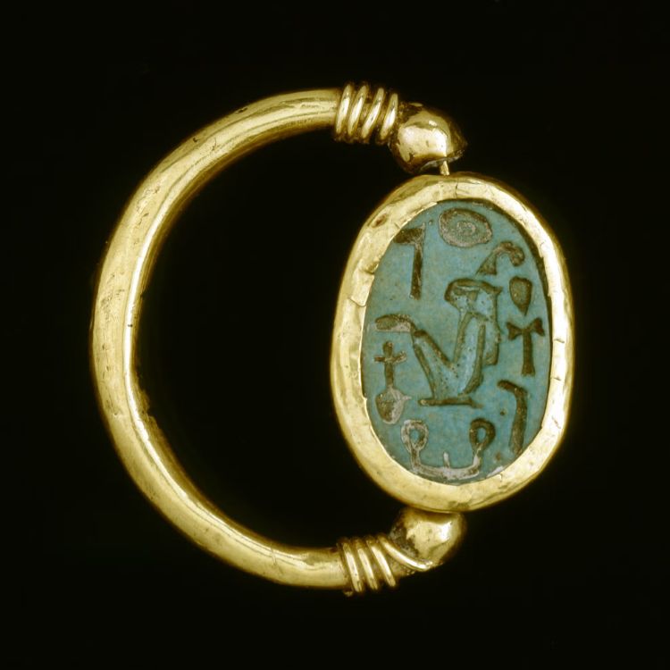 作品：戒指銘文「善良的女神瑪特卡拉（哈特謝普蘇特王位名），願她永生」，約西元前1472–1458年。