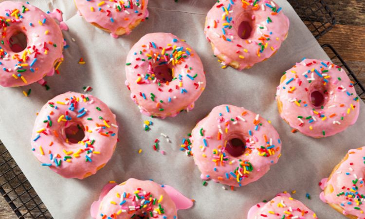 草莓甜甜圈，約202～245大卡