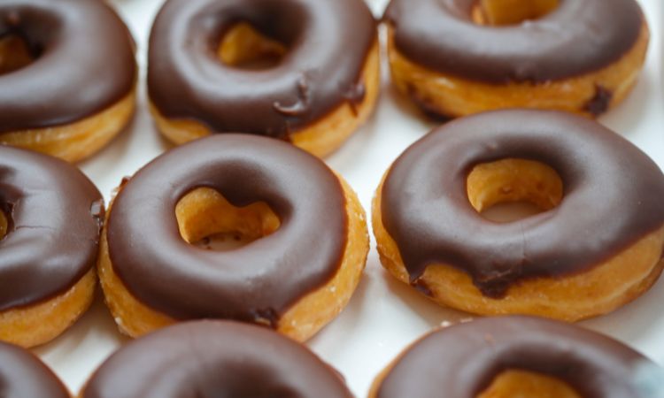 巧克力甜甜圈，約236～288大卡