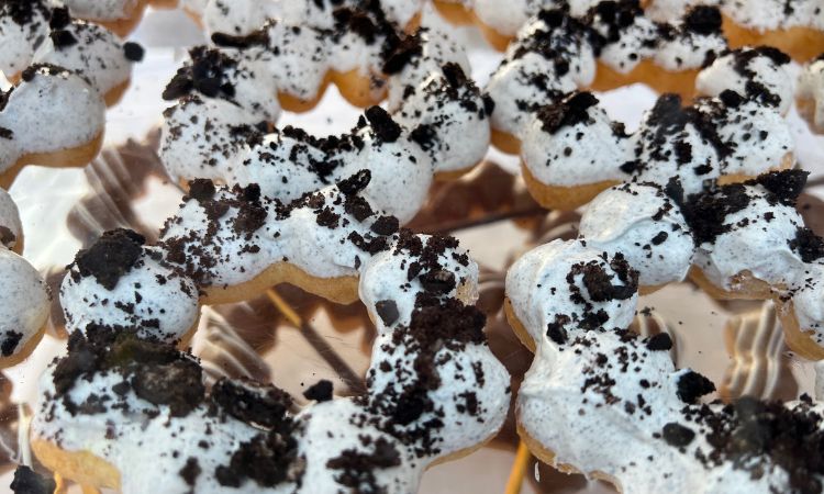 巧克力碎片甜甜圈，約255～307大卡