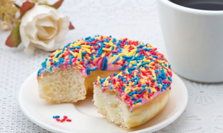 繽紛糖粒甜甜圈，約306～337大卡