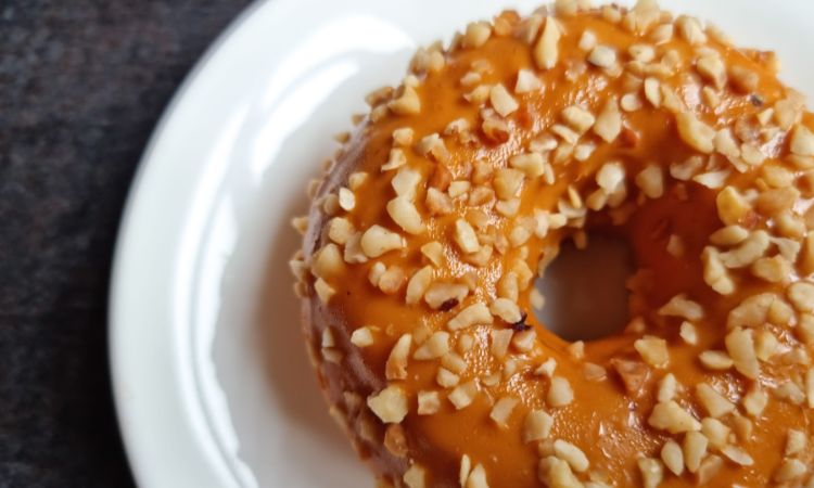 花生堅果甜甜圈，約335～363大卡