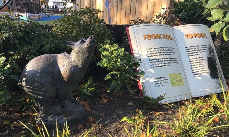 倫敦動物園的雕像熊標示著米恩的創作來源