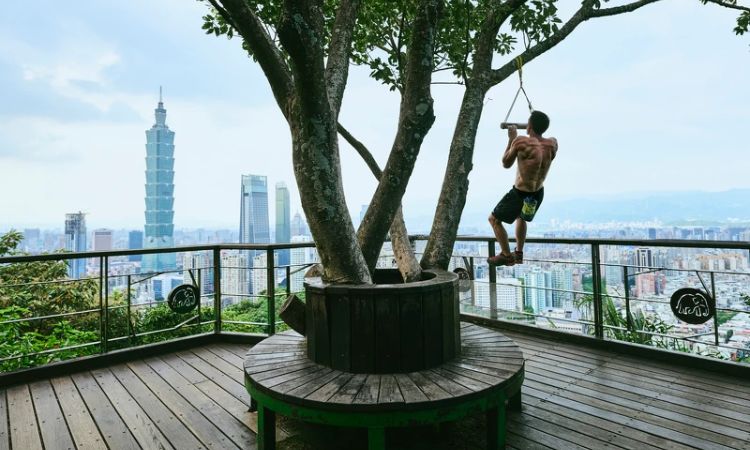 《赤手獨攀台北 101：直播》（Skyscraper Live）