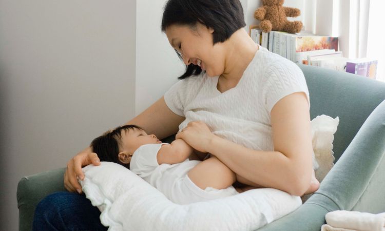 女性哺乳为宝宝建立的防御机制