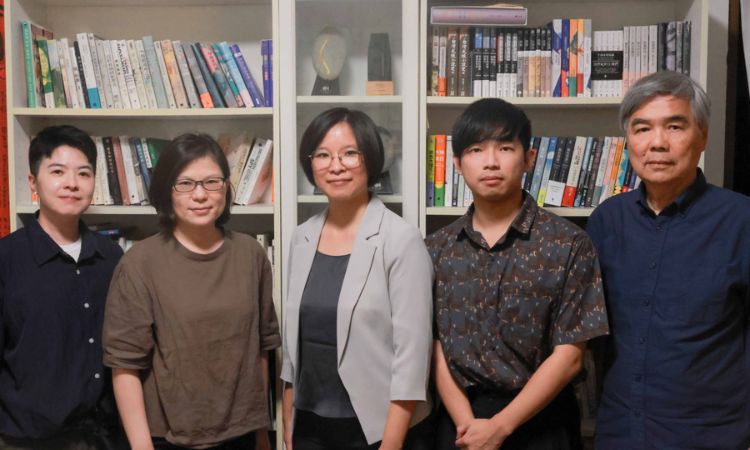 2025Openbook好书奖 年度中文创作／年度翻译书．文学类决选评审团，左起：翁智琦、熊婷惠、邱常婷、曹驭博、陈雨航