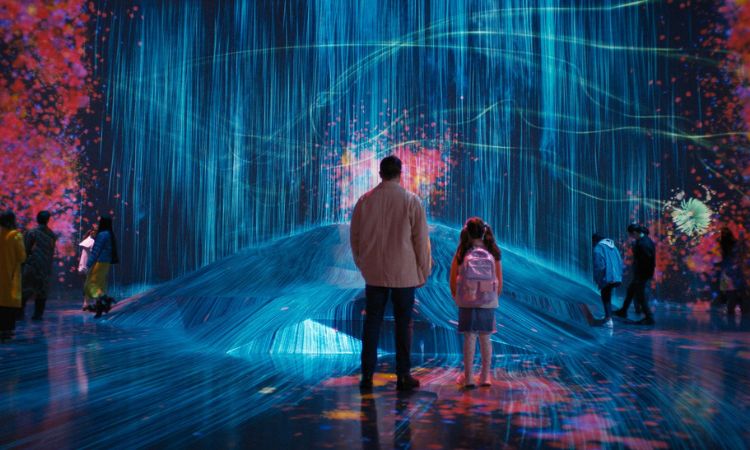 電影《日租家庭》的經典場景一：麻布台之丘「teamLab Borderless」