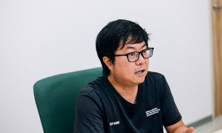 《乩身》作者星子在公墓旁長大，把地獄當成遊樂園逛