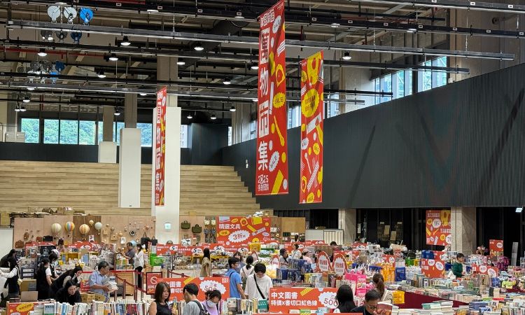 「誠品生活新店萬物市集」於新店3F「實驗場」熱鬧開展，首次邀請EDWIN、江戶勝、SOMETHING等近10家品牌進駐。