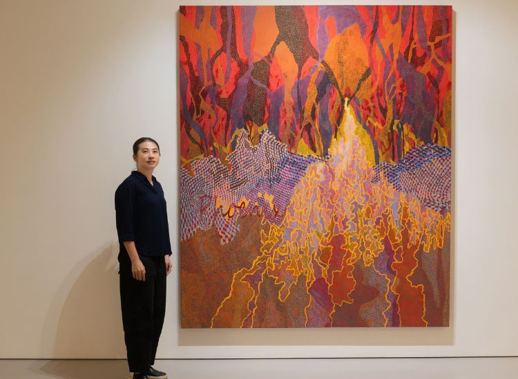 個展《關鍵字—延續》入口〈鳳凰〉一作以抽象形式呈現傳說中的百鳥之王，象徵喜氣與吉祥，亦蘊含浴火鳳凰的意象。