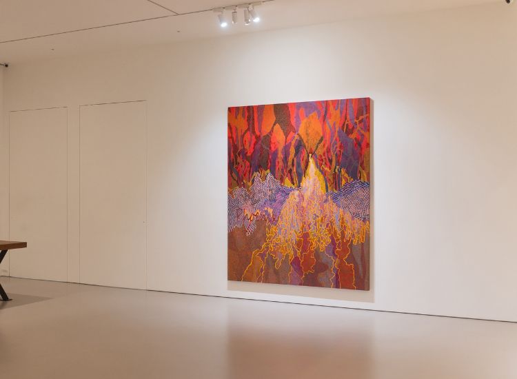 誠品畫廊│個展《關鍵字—延續》入口〈鳳凰〉一作以抽象形式呈現傳說中的百鳥之王，象徵喜氣與吉祥，亦蘊含浴火鳳凰的意象。