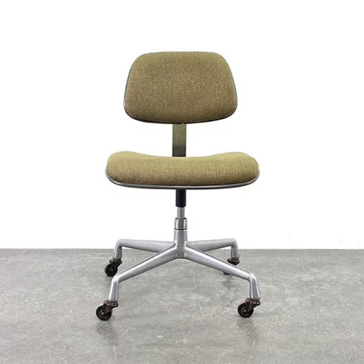 闵熙珍的居家选物清单二：Eames EC228 Secretarial Chair